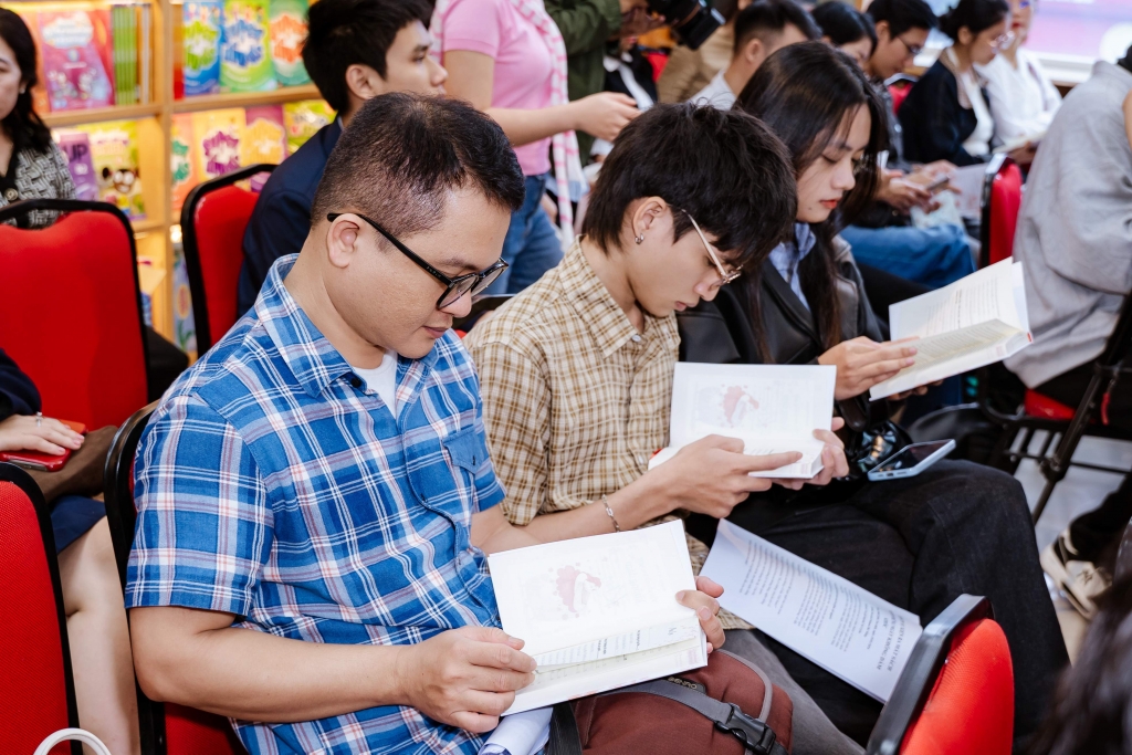 Gói ghém yêu thương và sự dịu dàng vào “Viết cho những ngày không dám khóc”