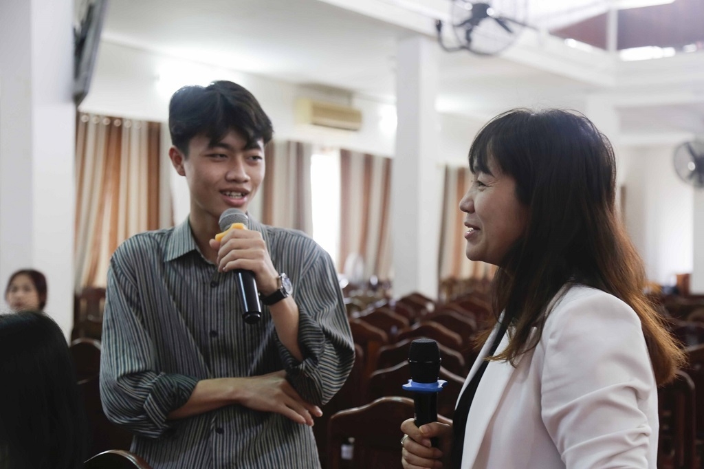 TS. Vũ Thị Bích Hậu, Phó Giám đốc Sở Nông nghiệp & Phát triển nông thôn TP Đà Nẵng đã có những chia sẻ thú vị cùng các bạn sinh viên
