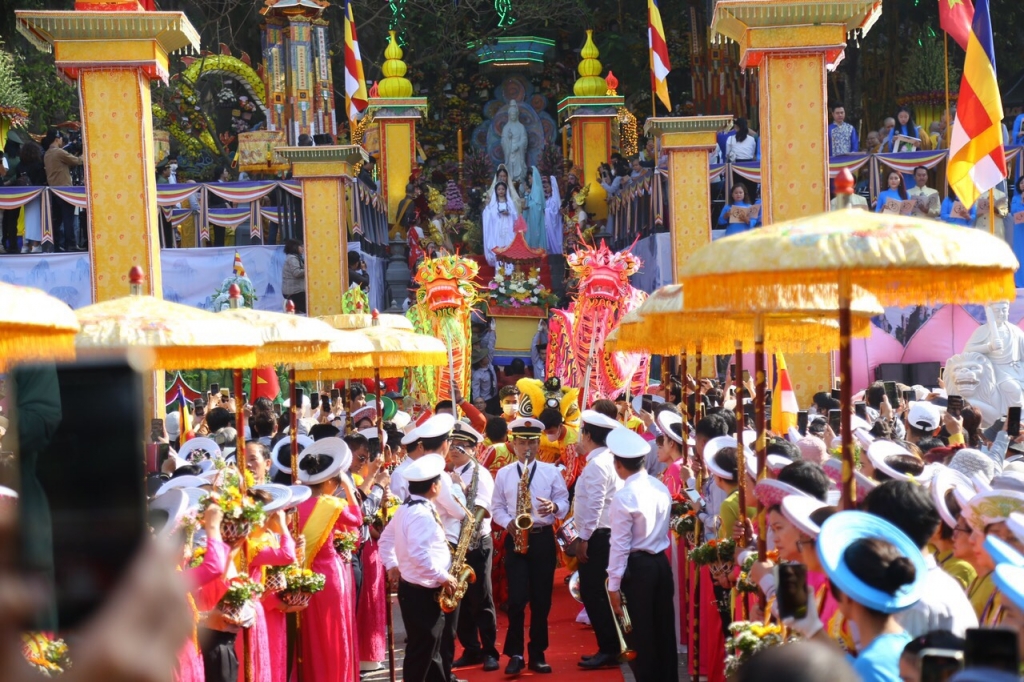 Đà Nẵng: Hàng ngàn người dân đổ về Lễ hội Quán Thế Âm năm 2023