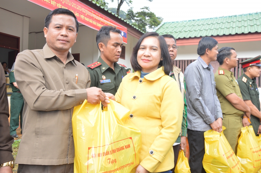 Đc Lê Thị Thủy, Phó Ban Dân vận Tỉnh ủy tặng quà