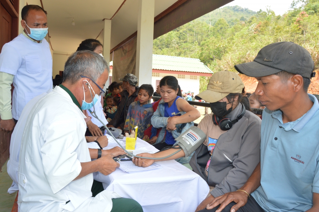 Đội ngũ y bác sĩ tổ chức khám bệnh cho nhân dân
