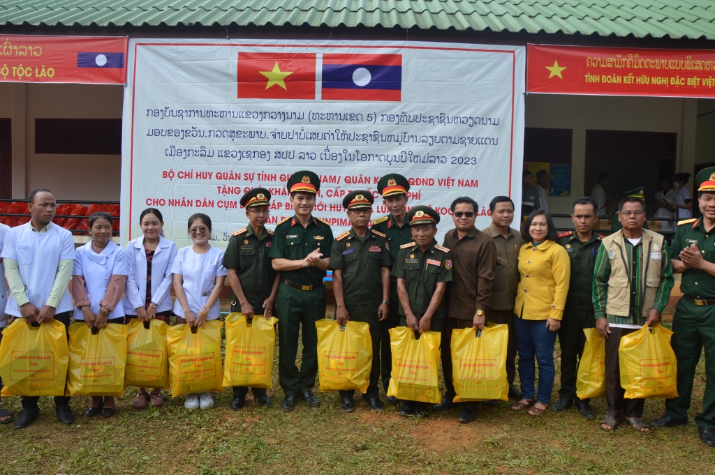 Tặng quà tết cho nhân dân Lào