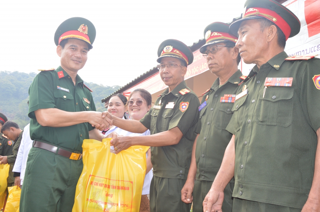 Tặng quà tết cho nhân dân Lào