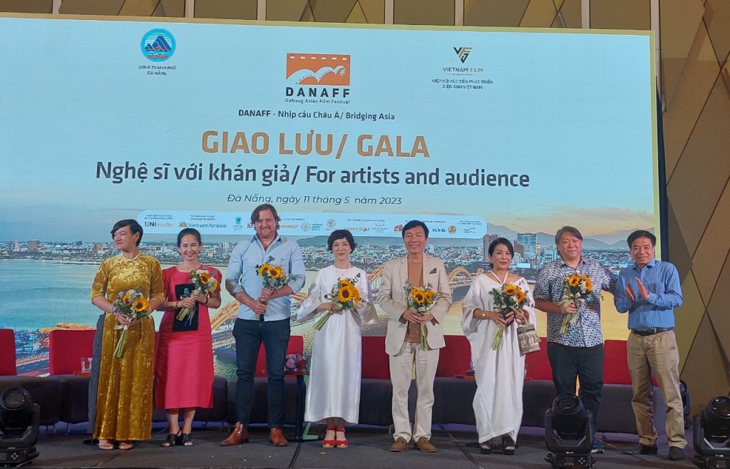 Nghệ sĩ điện ảnh sôi nổi giao lưu cùng khán giả tại Đà Nẵng