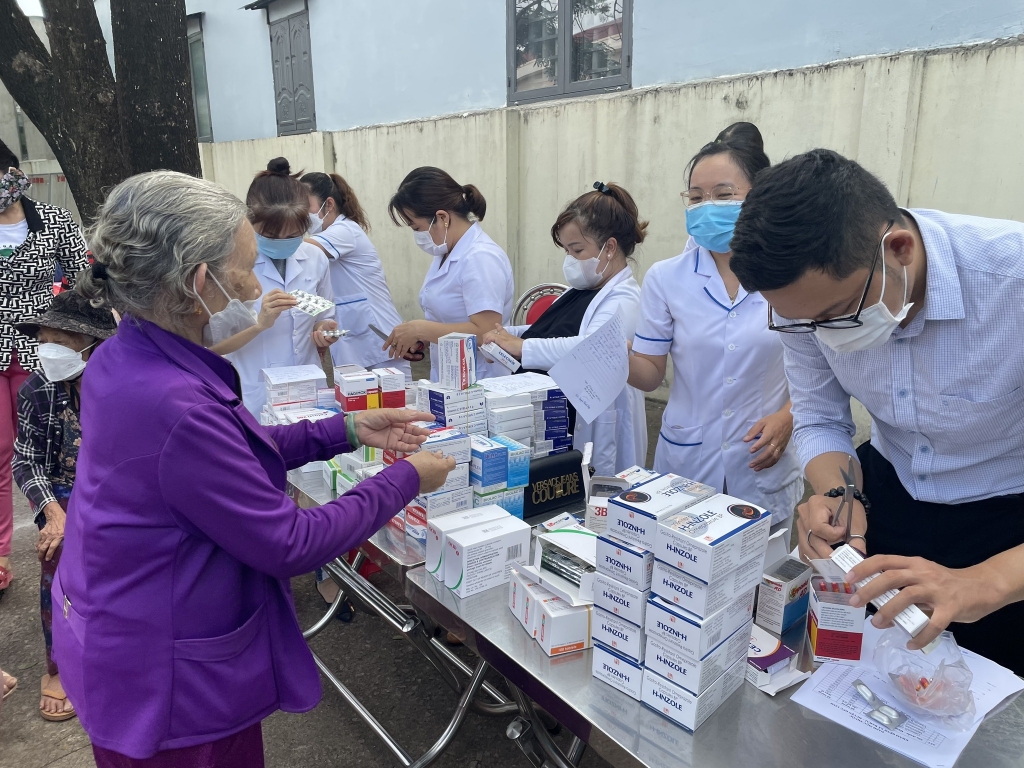Bình Thuận:  Tuyên dương 12 thầy thuốc trẻ tiêu biểu làm theo lời Bác năm 2023