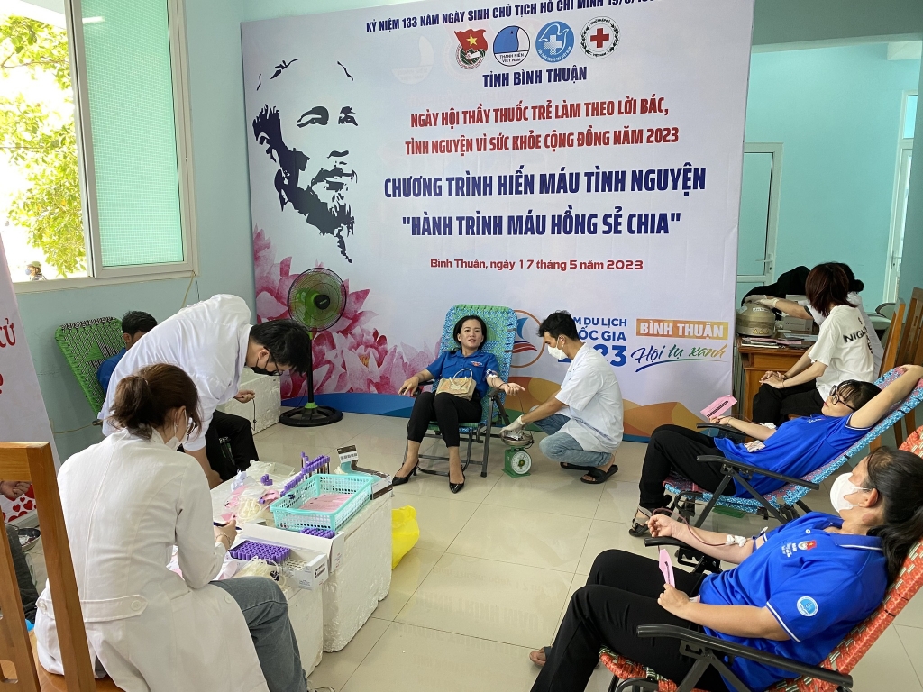 Bình Thuận:  Tuyên dương 12 thầy thuốc trẻ tiêu biểu làm theo lời Bác năm 2023