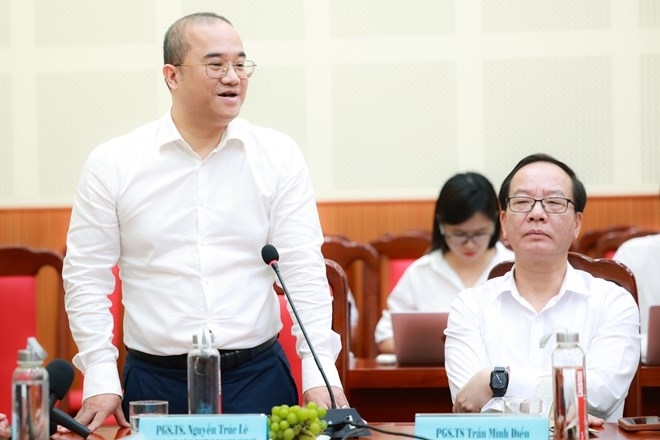 PGS.TS. Nguyễn Trúc Lê - Bí thư Đảng ủy, Chủ tịch Hội đồng trường - Trường Đại học Kinh tế, Đại học Quốc gia Hà Nội - chia sẻ tại buổi họp báo.