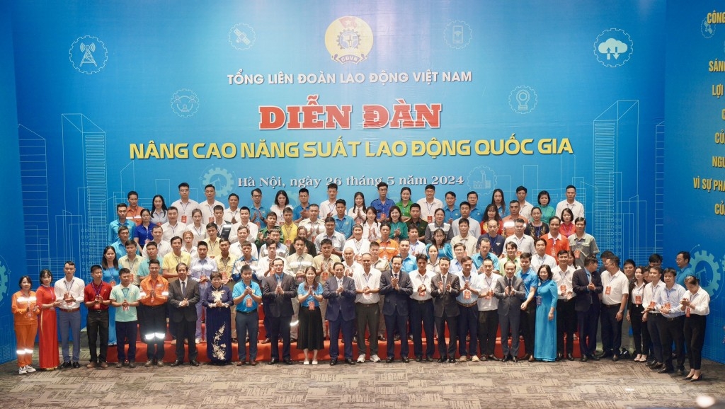 Thủ tướng Chính phủ tặng quà và chụp ảnh lưu niệm cùng các đoàn viên, người lao động tiêu biểu trong cả nước có năng suất lao động cao, có nhiều sáng kiến, thành tích trong lao động sản xuất.
