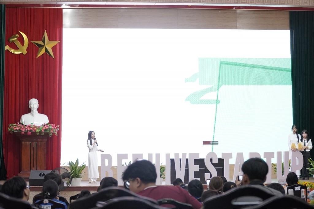 Học sinh trường THPT Liên Chiểu đoạt giải Nhất với ý tưởng chế tạo nhựa phân hủy sinh học chiết xuất từ bẹ cây chuối (Ảnh Đ.Minh)