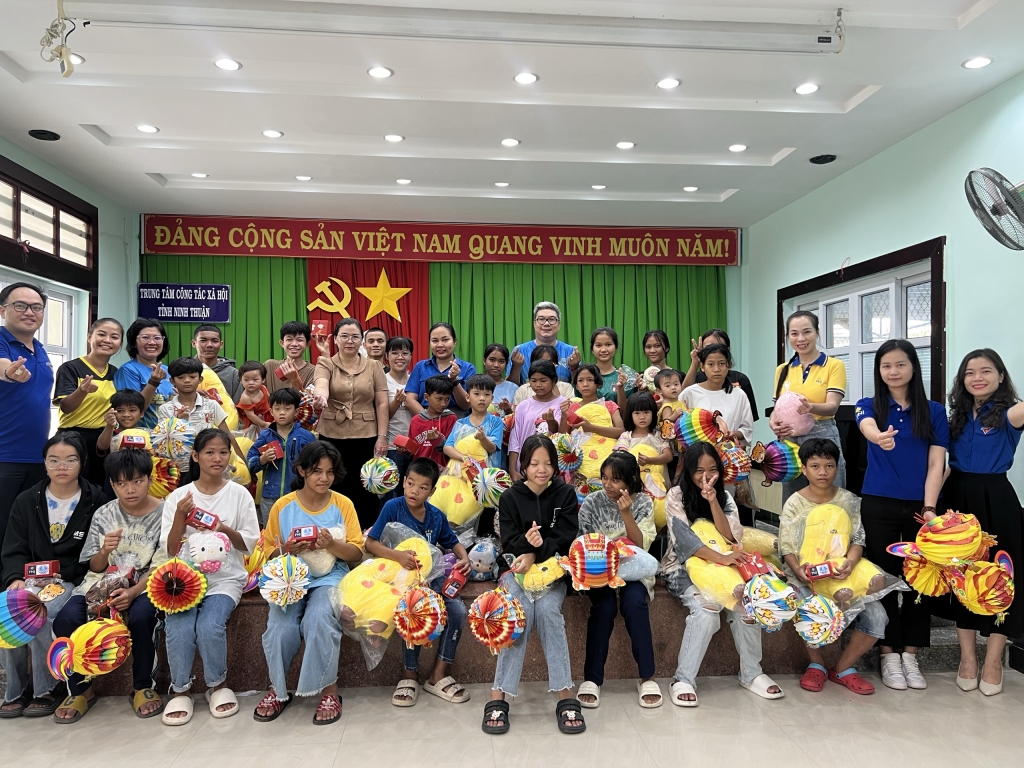 Ban Thường vụ Tỉnh đoàn Ninh Thuận đến thăm và tặng quà cho các em nhỏ tại Trung tâm Công tác xã hội tỉnh.