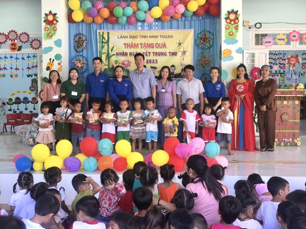 Ban Tổ chức thăm và tặng quà cho các em nhỏ tại xã Phước Bình, huyện Bắc Ái.