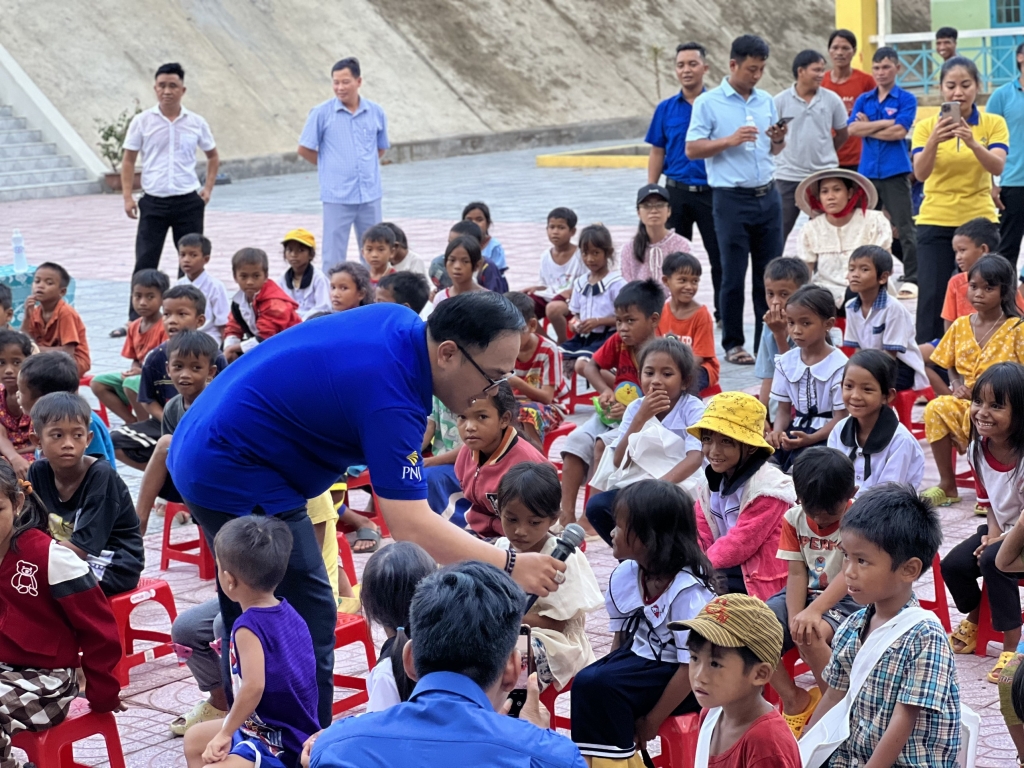 Tại chương trình, các em thiếu nhi đã được tham gia nhiều hoạt động vui chơi, giải trí và xem biểu diễn các tiết mục văn nghệ đặc sắc