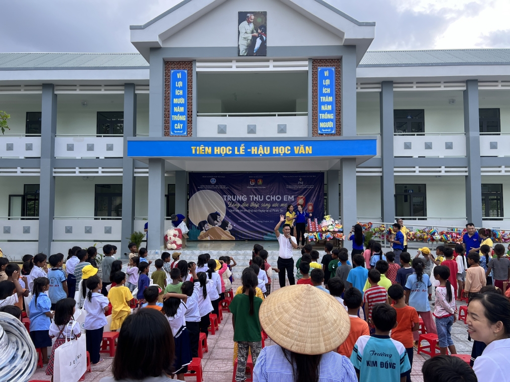 Ban tổ chức thăm và tặng quà tại xã Phước Tân, huyện Bác Ái