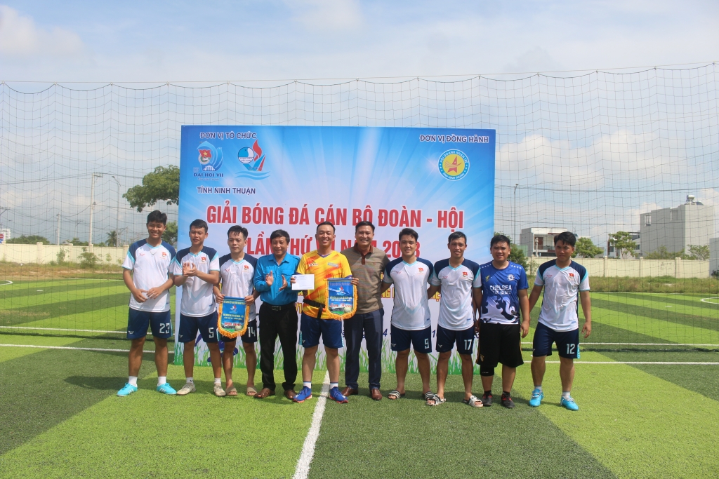 Ban Tổ chức Trao Cờ giải Nhì và tiền thưởng cho đội bóng Đoàn TN Công an tỉnh