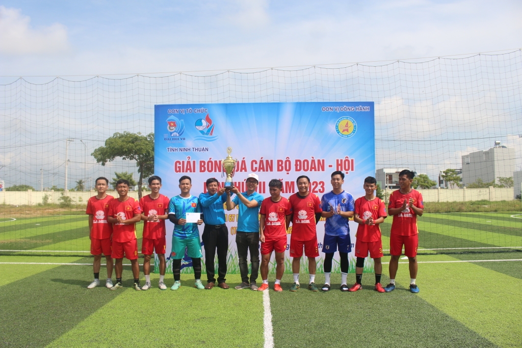 Ban Tổ chức Trao Cúp Vô địch và tiền thưởng cho đội bóng UB Hội LHTN Việt Nam thành phố Phan Rang - Tháp Chàm
