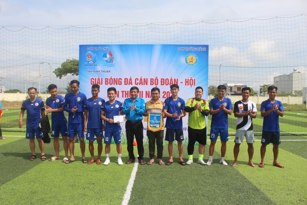 Ban Tổ chức Trao cờ giải Ba và tiền thưởng cho đội bóng Đoàn TN Bộ Chỉ huy Quân sự tỉnh Ban Tổ chức Trao cờ giải Ba và tiền thưởng cho đội bóng Đoàn TN Bộ Chỉ huy Quân sự tỉnh