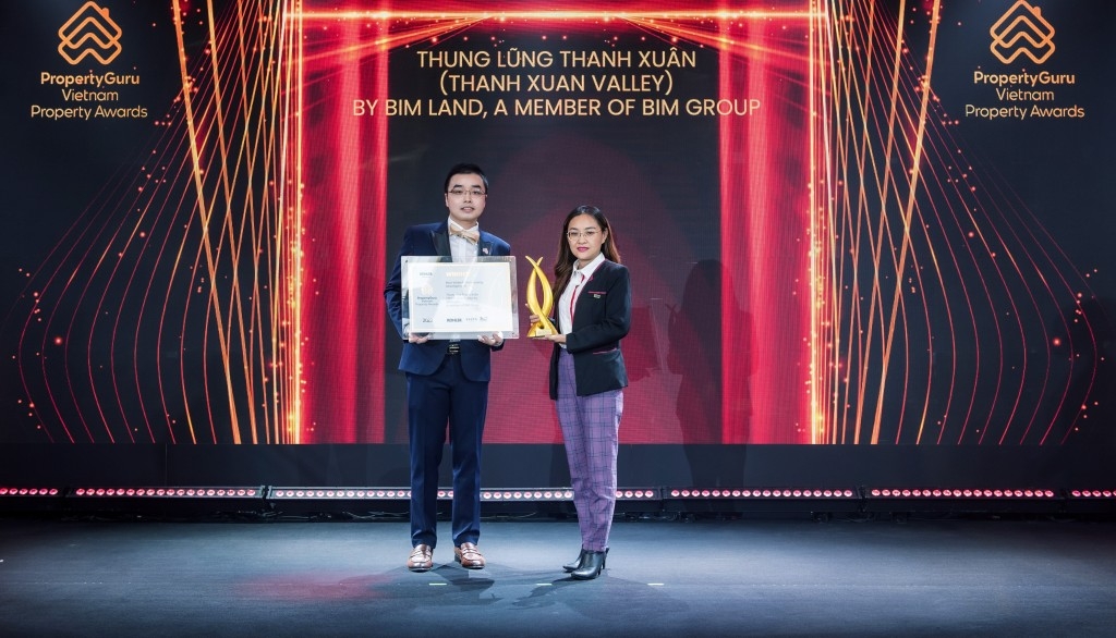 Đại diện BIM Land nhận giải thưởng Best Waterfront Housing Development trao cho dự án Thung Lũng Thanh Xuân