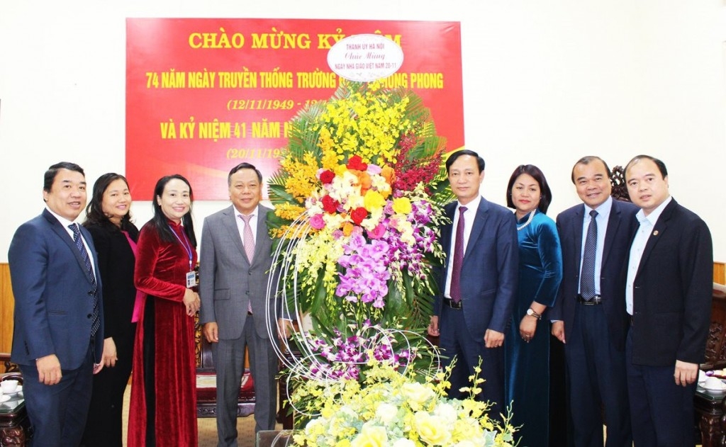 Phó Bí thư Thành ủy Nguyễn Văn Phong chúc mừng Trường Đào tạo cán bộ Lê Hồng Phong