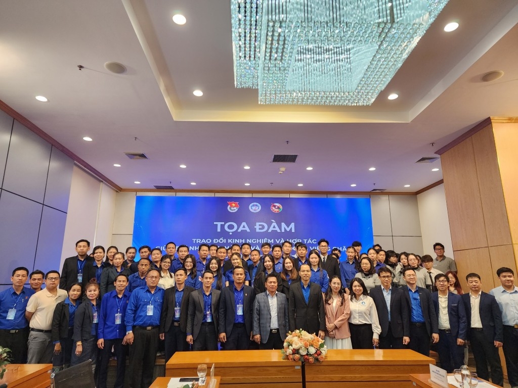 Đoàn đại biểu Thành đoàn Viêng Chăn chụp hình lưu niệm với Thành đoàn Hà Nội và đại diện trường ĐH Kinh tế Quốc dân