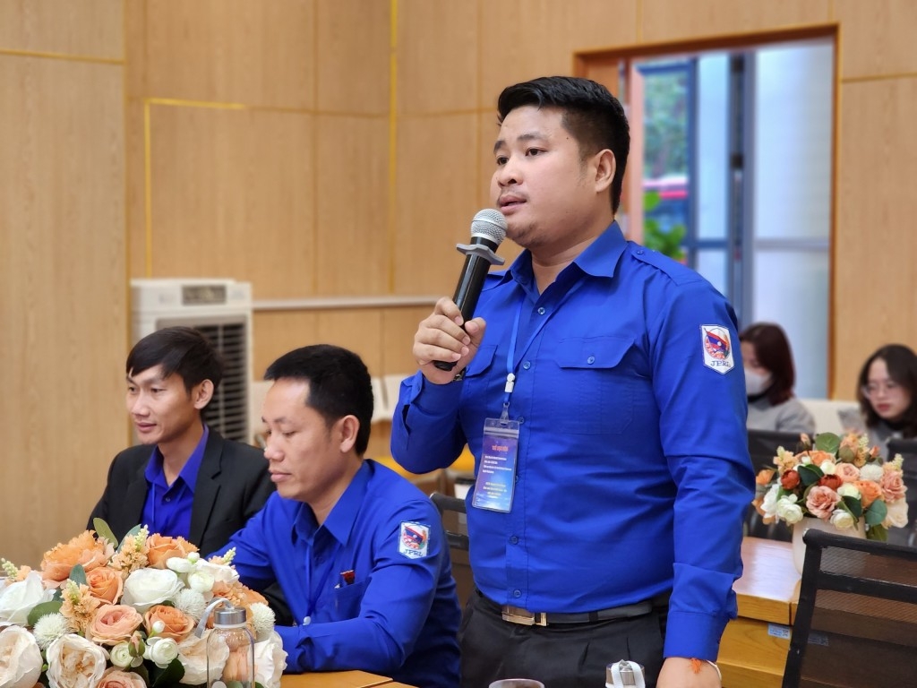 Đồng chí Chanthavongsa Manatn, Đoàn Thanh niên Bộ đội huyện HavtxayFong quan tâm đến công tác kết nạp Đảng trong sinh viên