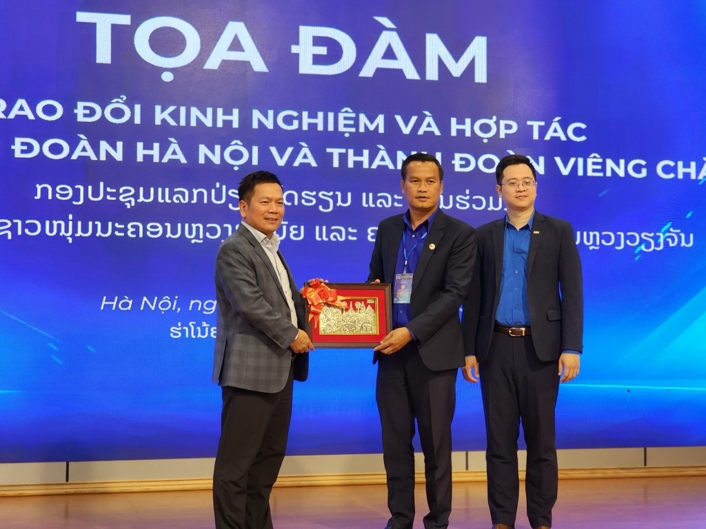 Đoàn công tác Thành đoàn Viêng Chăn (Lào) tặng quà lưu niệm cho trường ĐH Kinh tế Quốc dân
