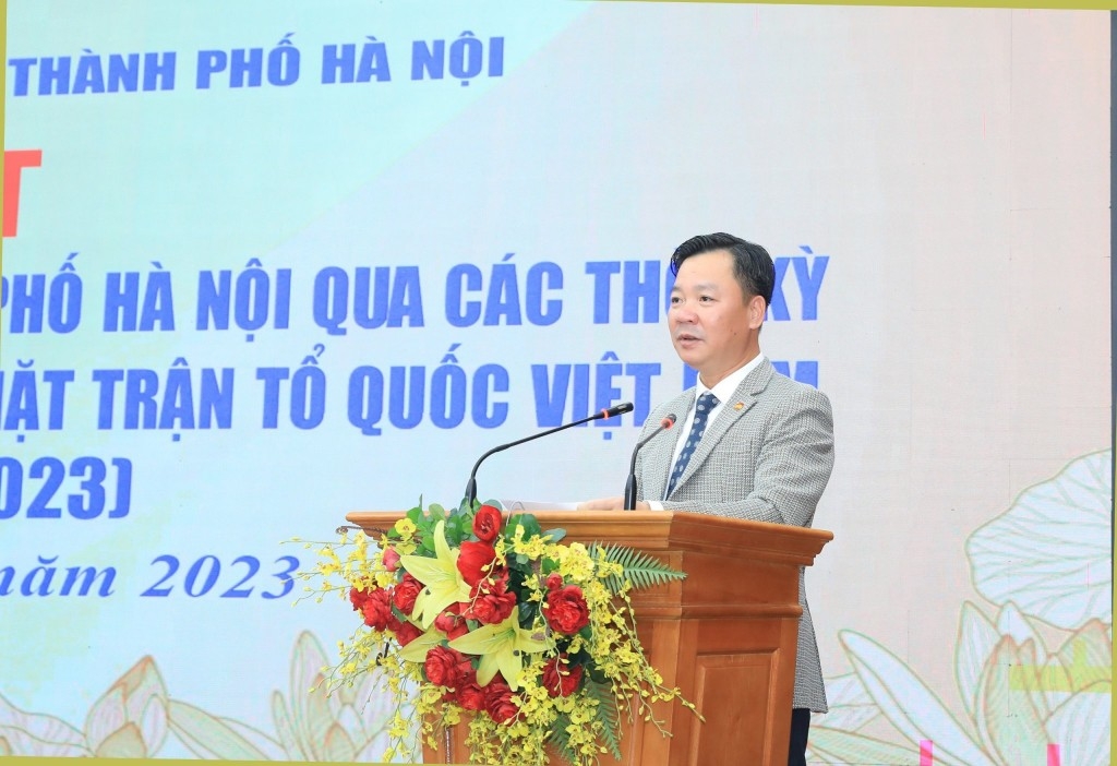 Phó Chủ tịch Thường trực Ủy ban MTTQ Việt Nam TP Nguyễn Sỹ Trường báo cáo tại buổi gặp mặt