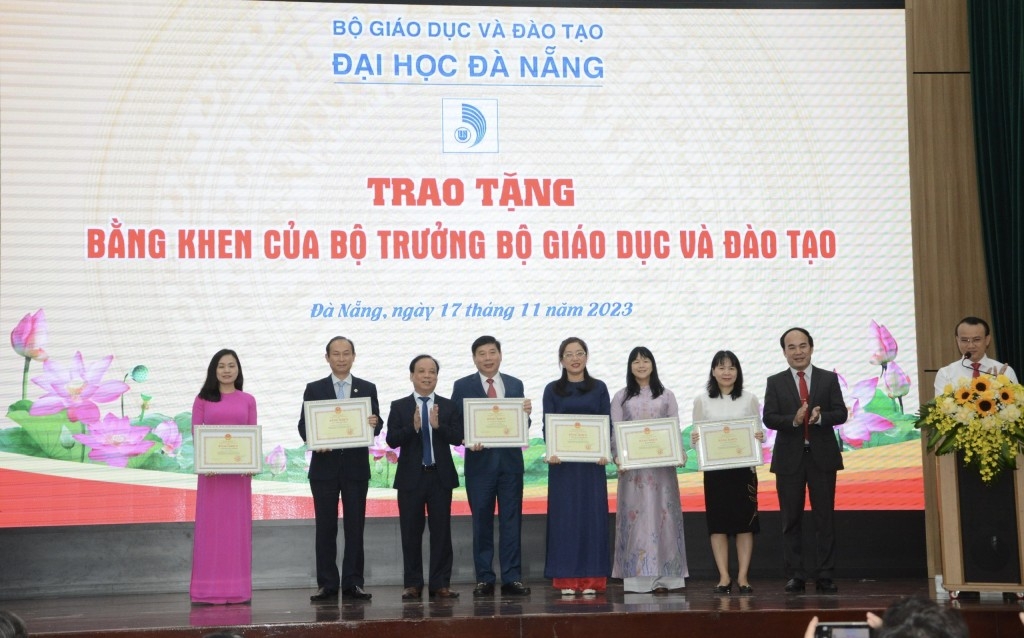 Cán bộ, giảng viên Đại học Đà Nẵng có thành tích xuất sắc tđược tặng Bằng khen của Bộ trưởng Bộ Giáo dục và Đào tạo (Ảnh Trần Tuấn)