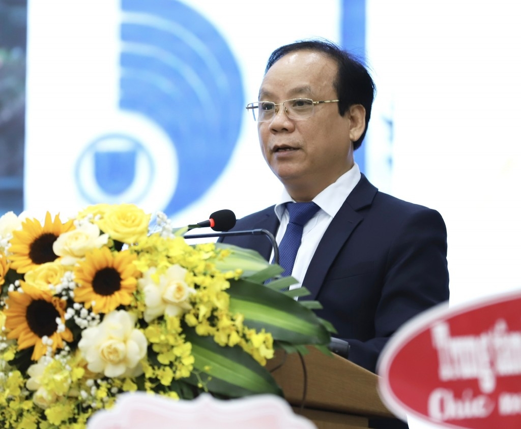 PGS.TS Nguyễn Ngọc Vũ, Giám đốc Đại học Đà Nẵng đọc diễn văn kỷ niệm 41 năm ngày Nhà giáo Việt Nam (Ảnh ĐHĐN)