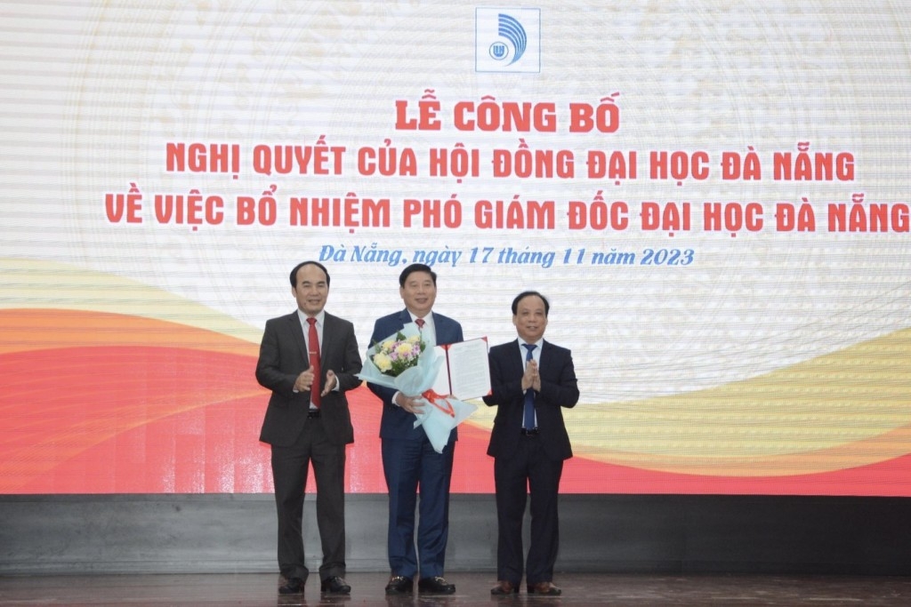 PGS.TS Nguyễn Mạnh Toàn (đứng giữa) được bổ nhiệm Phó Giám đốc Đại học Đà Nẵng (Ảnh: Đ.Minh)
