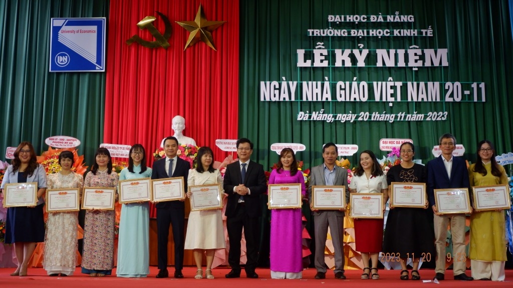 Trao tặng giấy khen của Giám đốc Đại học Đà Nẵng cho các cá nhân có thành tích xuất sắc trong năm học vừa qua (Ảnh: Đ.Minh)