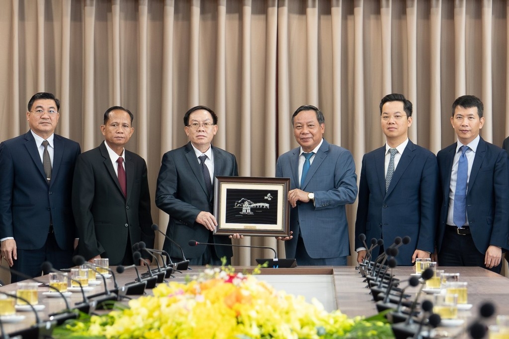 Phó Bí thư Thành ủy Nguyễn Văn Phong trao quà lưu niệm tặng Đoàn công tác huyện Chanthabuly