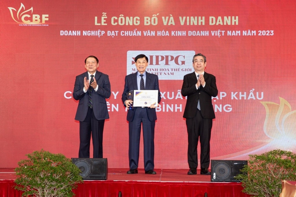 Ông Johnathan Hạnh Nguyễn và Tập đoàn IPPG được vinh danh “Doanh nghiệp đạt chuẩn Văn hoá kinh doanh Việt Nam” năm 2023