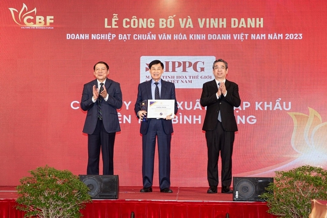 Ông Johnathan Hạnh Nguyễn và IPPG được vinh danh đạt chuẩn văn hoá kinh doanh