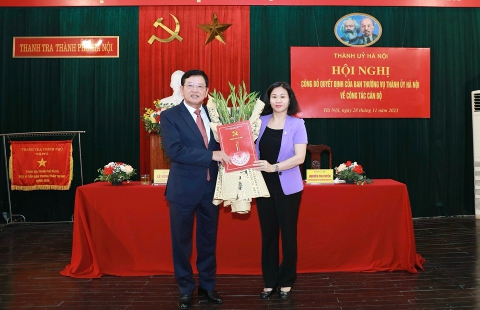 Phó Bí thư Thường trực Thành ủy Nguyễn Thị Tuyến trao Quyết định cho tân Chánh Thanh tra TP Hà Nội Trần Đức Hoạt
