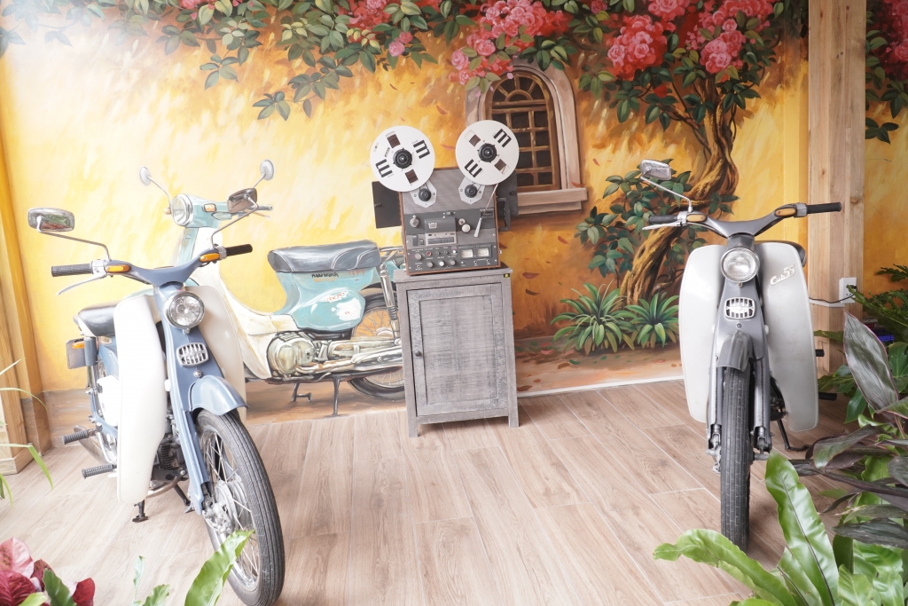 2 chiếc xe sản xuất năm 1958 và năm 1960 vẫn còn nguyên bản 2 chiếc xe sản xuất năm 1958 và năm 1960 vẫn còn nguyên bản