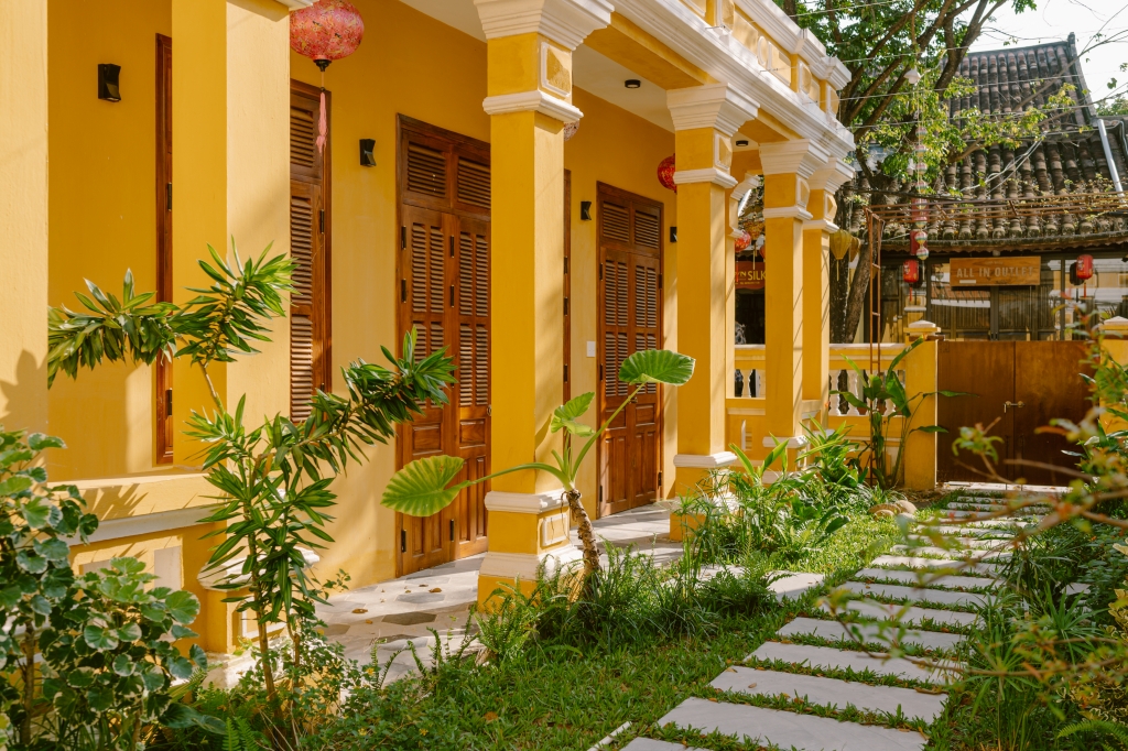 Không gian xanh mát bên trong khuôn viên nhà cổ 