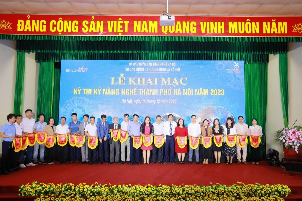 Phó Giám đốc Sở Lao động - Thương binh và Xã hội Hà Nội Hoàng Thành Thái, Trưởng ban Tổ chức kỳ thi trao cờ lưu niệm cho các đơn vị tham dự