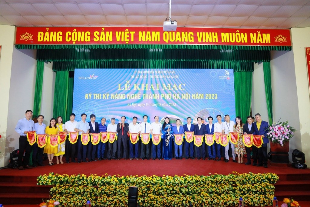 Phó Tổng cục trưởng Tổng cục Giáo dục nghề nghiệp Đỗ Năng Khánh, Giám đốc Sở Lao động - Thương binh và Xã hội Hà Nội Bạch Liên Hương trao cờ lưu niệm cho các đơn vị tham dự kỳ thi