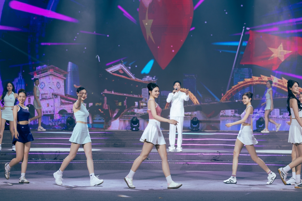 Phần thi trang phục thể thao đầy năng động, trẻ trung của các thí sinh tại cuộc thi Phần thi trang phục thể thao đầy năng động, trẻ trung của các thí sinh tại cuộc thi