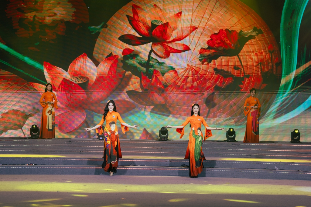 Các thí sinh duyên dáng trong trang phục áo dài Các thí sinh duyên dáng trong trang phục áo dài