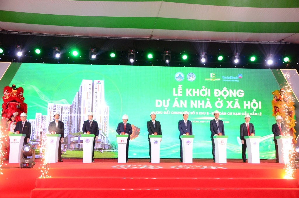 Các đại biểu thực hiện nghi thức khởi công dự án Nhà ở xã hội tại Khu đất số 3, Khu B - KDC Nam Cầu Cẩm Lệ Các đại biểu thực hiện nghi thức khởi công dự án Nhà ở xã hội tại Khu đất số 3, Khu B - KDC Nam Cầu Cẩm Lệ