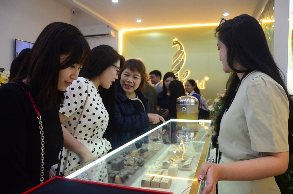 Các khách hàng Các khách hàng tham quan mua sắm và tìm hiểu uu đãi dành cho khách mở tài khoản đầu tư HanaGold lần đầu (Ảnh Đ.Minh) Các khách hàng Các khách hàng tham quan mua sắm và tìm hiểu uu đãi dành cho khách mở tài khoản đầu tư HanaGold lần đầu (Ảnh Đ.Minh)