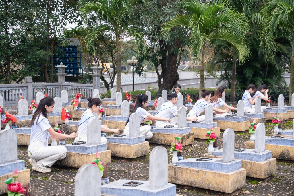 Thắp hương tri ân công lao của các anh hùng liệt sĩ