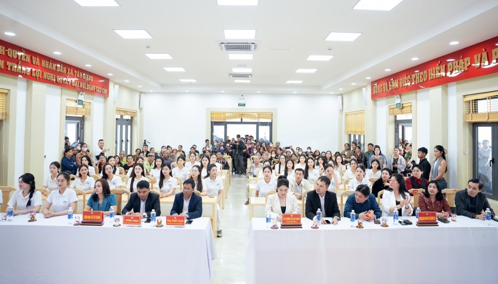 Ban Tổ chức Hoa hậu Sinh viên Hoà bình Việt Nam và các thí sinh đã đến với bà con xã biên giới Tây Giang, TP Đà Nẵng