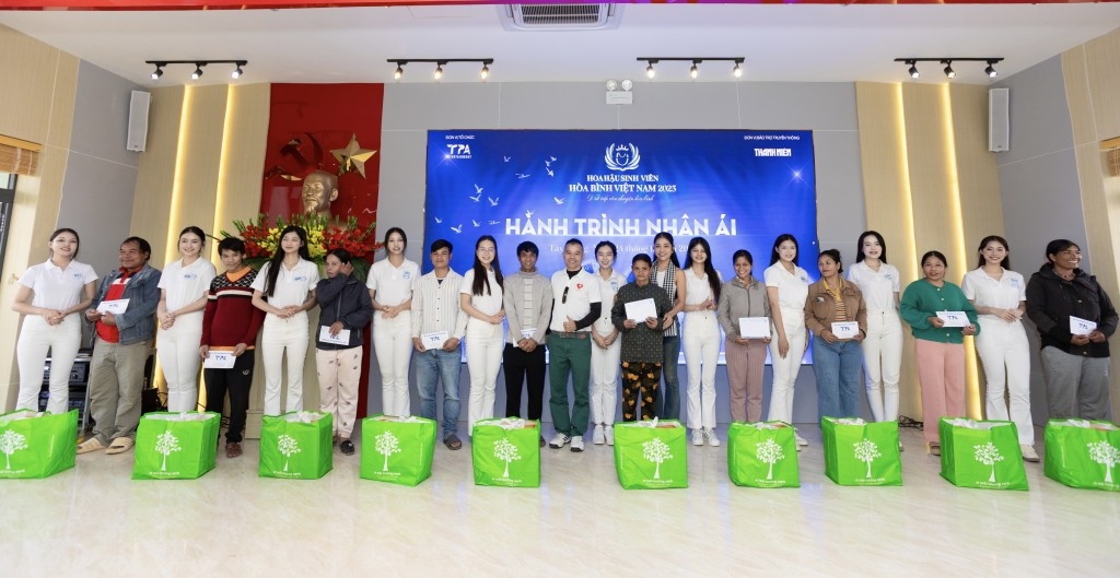 Hơn 300 suất quà ý nghĩa được trao đến các hộ gia đình có hoàn cảnh khó khăn xã biên giới Tây Giang