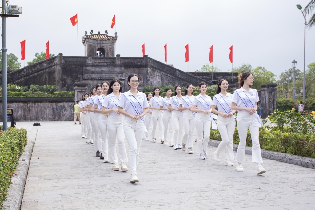 Các thí sinh Hoa hậu Sinh viên Hòa bình Việt Nam 2025 đã có hành trình về nguồn tại Thành cổ Quảng Trị