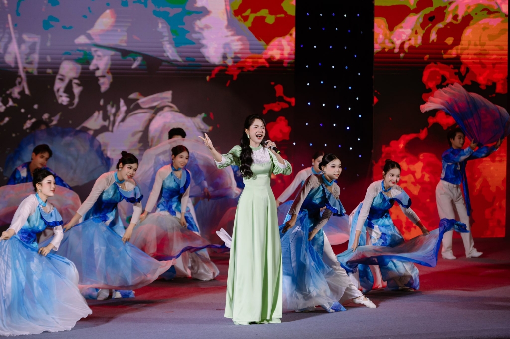 Ca sĩ Duyên Quỳnh