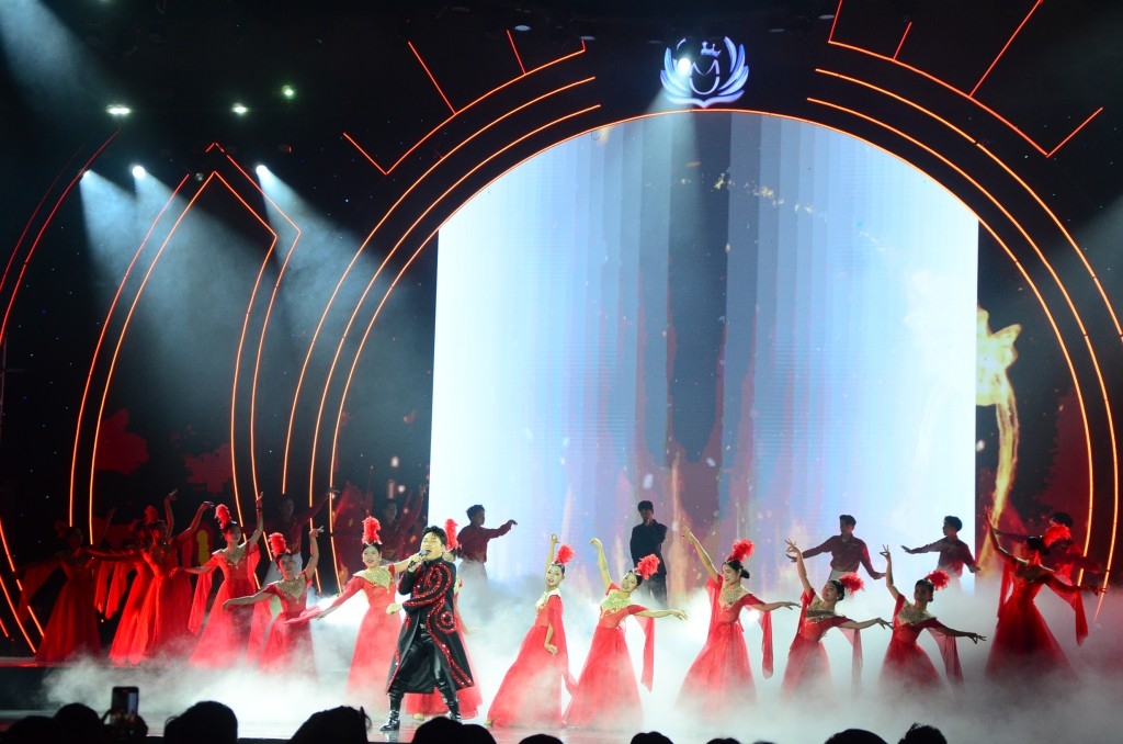 Đêm chung kết Hoa hậu Sinh viên Hoà bình Việt Nam 2025 với sự góp mặt của các ca sĩ nổi tiếng 