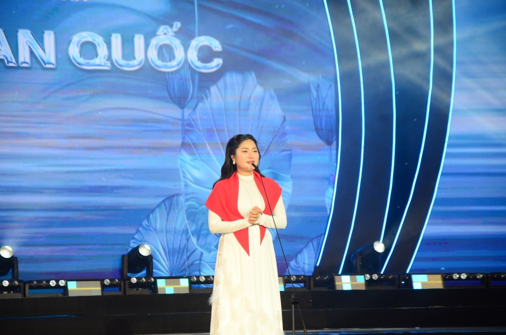 Bà Trương Thị Thu Trang, Trưởng Ban tổ chức cuộc thi phát biểu tại đêm chung kết