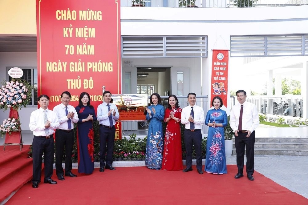 Phó Chủ tịch UBND thành phố Hà Nội Vũ Thu Hà và lãnh đạo huyện Gia Lâm gắn biển công trình cấp thành phố Trường THPT Dương Xá